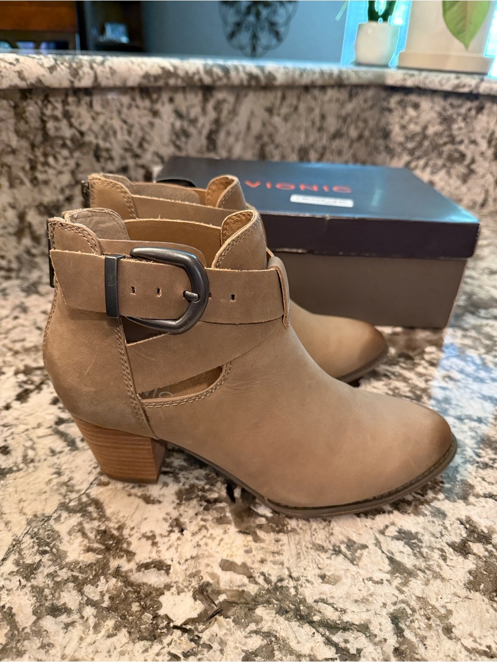 Vionic Women's 8.5 Upright Rory Taupe Leather Short Boot